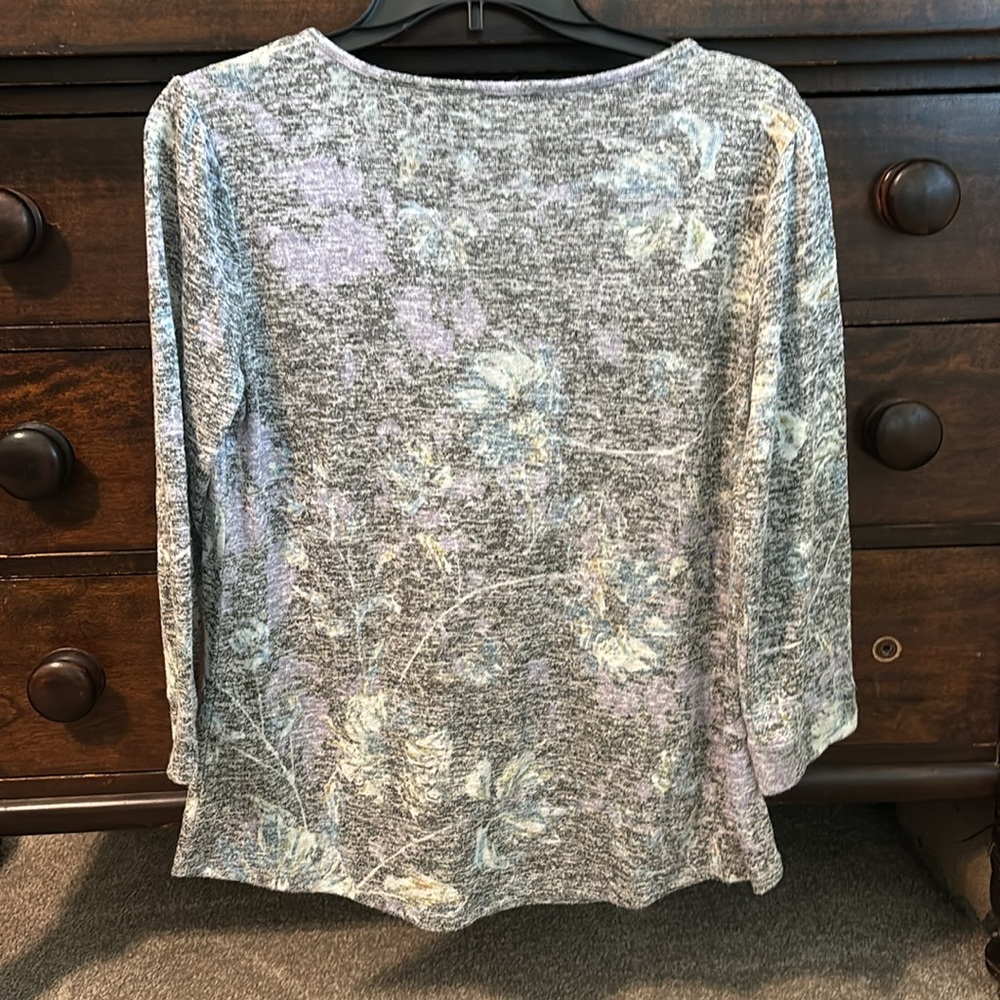 Women’s Top - Picture 4 of 4